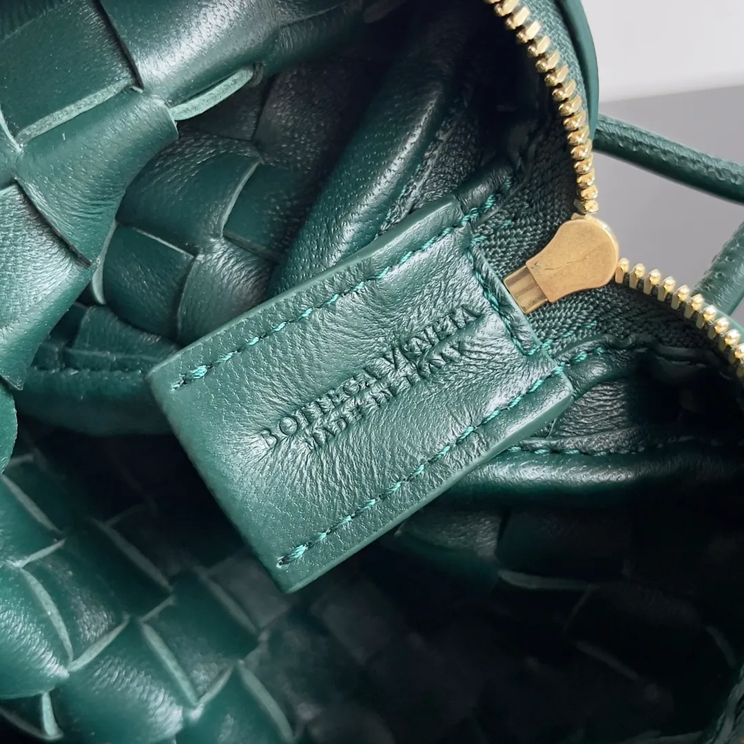 Batch 1560 New version and new color (third generation) 𝗕𝗼𝘁𝘁𝗲𝗴𝗮 𝗩𝗲𝗻𝗲𝘁𝗮———— The latest version of the loop camera bag💥 at the BV King of Cost-Effectiveness counter, large woven texture➕As always, ultra-high-quality lambskin, with zippers and adjustable drawstrings, it is especially suitable for the belly💫It can fit anything, and it is very light in weight. It is suitable for girls of all ages. Size: 17*10*6cm Style number: 723547